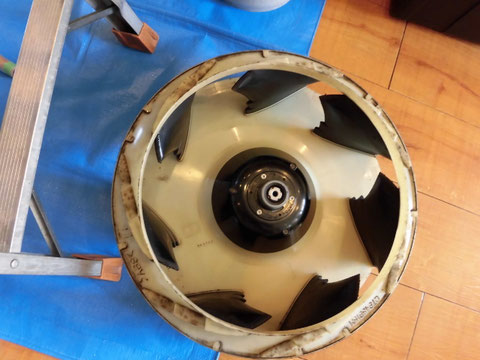送風ファン、カビ汚れが見受けられます。