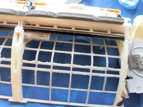 外したお掃除ユニット、こちらも行き場がなくなったホコリが溢れています。
