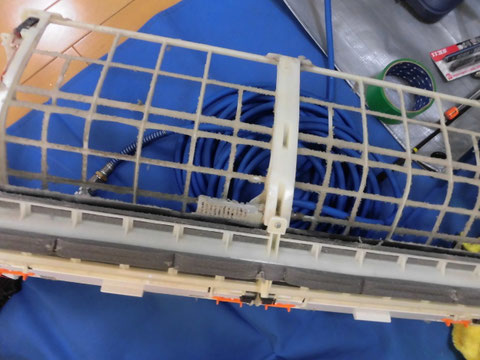 外したお掃除ユニット、こちらも行き場がなくなったホコリが溢れています。