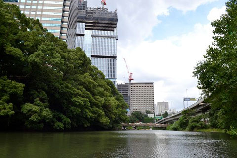奥が弁慶橋。橋を行き交うサラリーマンやOLに見られます。