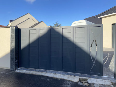 Portail sectionnel latéral aluminium installé à Leudeville (91) par Aluminios Faustino France