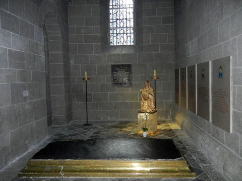 Der Fieberstein "Pierre des Fièvres" aus der Druidenzeit. Allein die Berührung mit dem Stein soll Fieber senken.