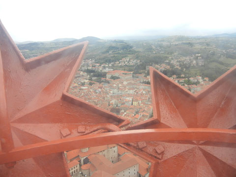 Blick aus der Plexiglaskuppel durch die Krone der Statue