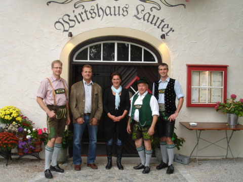 von links: Organisator Jock Steiner, Bräu Robert Schnitzlbaumer, Andrea Friedrich von der Petrusquelle, 1. Vorstand Albert Greisberger und Organisator Markus Spiegelsberger