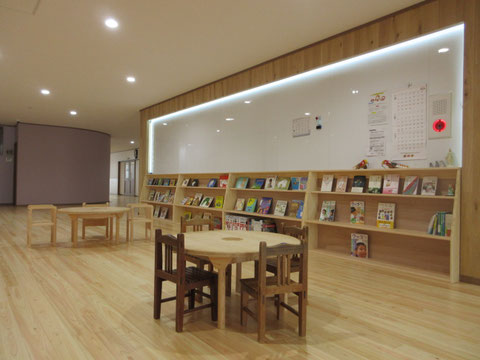 掲示板と読書用テーブル、椅子、本棚