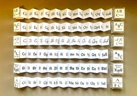 Die Schriftmuster-Leporellos in den Schriften: Bodoni, Garamond, Quick, Futura, Walbaum Fraktur und Post-Antiqua