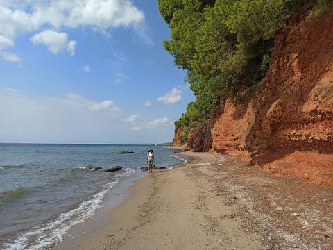 An der roten Steilküste von Nikiti 