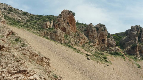 Ganz oben ist das Plateau auf dem das Winnetou Pueblo stand, aber auch die Szene (TdT) spielte, wo der Verbrecher Murdock Ltn. Cummings gefoltert hat. 