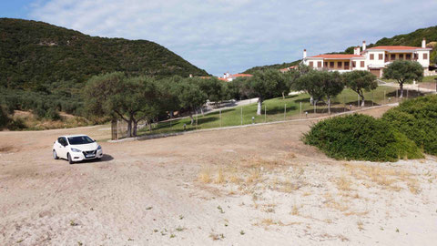 Unser Mietwagen - Nissan Micra auch einsam am Strand