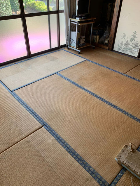 畳替え前の和室
