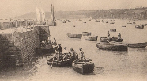 Cancale, les solides canots des bisquines de Cancale sont propulsés à la godille dans le port ou à l’aviron en action de pêche aux cordes