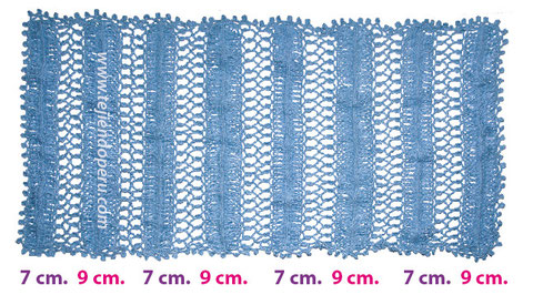 Cobija o manta tejida en horquilla con bordes de piñas tejidos a crochet