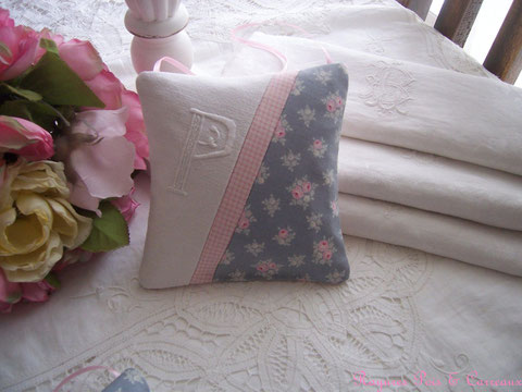 Coussin de porte Lavande " Monogramme P et Petits Bouquets de Rose Shabby " -12euros (frais de port 3euros) - réf: cp0226151
