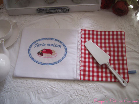 *** NOUVEAUTÉ *** GRAND ET LONG SET DE TABLE DÉCORATIF BRODÉ " TARTE MAISON " - sdt0720181-