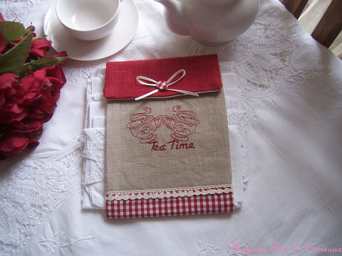 Présentoir pour serviettes d'invités Brodé rouge médoc " Esprit Tea Time Champêtre" -18euros (frais de port compris)- réf: Pre1113152