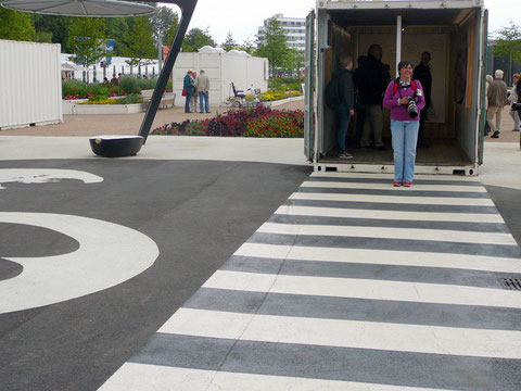 Der Abbey-Road Zebrastreifen führt aus dem Music-box-Container zum Hamburger St.Pauli-Container, wo die ersten Schritte der Beatles im "Star Club" dokumentiert werden.