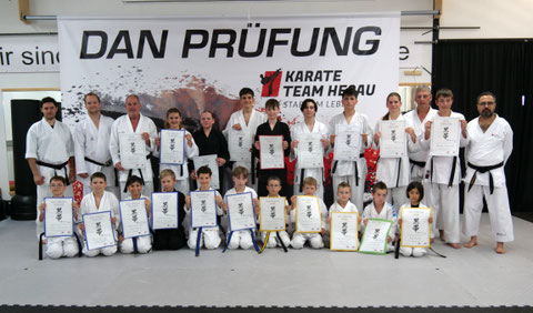 Bild von allen Karate Schüler zusammen nach der Dan Prüfung. 