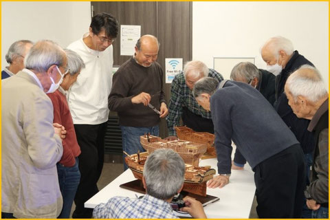 作品を囲んで歓談中
