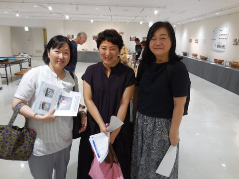 仕事帰りの女性グループ