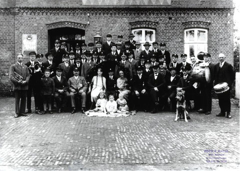 1. Schützenfest 1928 vor der Elfers`schen Gaswirtschaft. Zu erkennen sind: Sitzend von links:Hinrich Elfers, 1.Vors. Heinrich Robohm, Gretchen Jarck, König Hinrich Meyn, Amanda Umland, Peter Horeis, Fritz Spreckels, Diedrich Beckmann, Johannes Cords Sitze