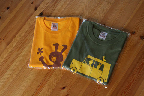 左は子供用、右は大人サイズあります各デザインTシャツの色はいろいろあります。ウサギの方は黄と水色とピンク地 車の方は紺とグレーとオレンジとオリーブ(新色)