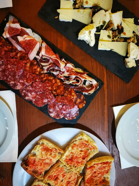 plato de embutido y pan tostado