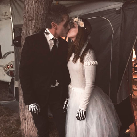 pareja disfrazada en halloween camping 2025