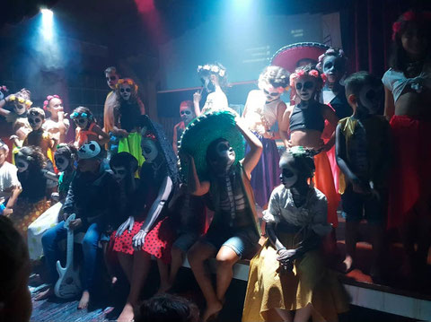 niños disfrazados espectáculo halloween 2025 camping tarragona