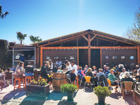 Terraza del restaurante con muchas personas