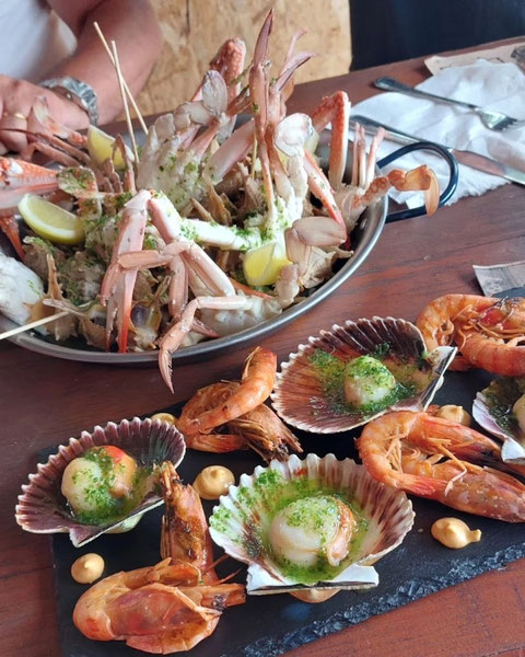 restaurante fusta mar por la noche