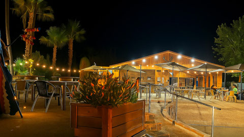 carpa del restaurante foto mesas y decoración por la noche