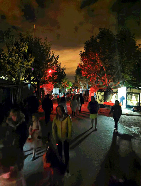 exteriores con personas caminado zombies
