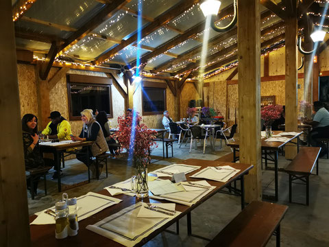 Interior restaurante silla y mesas comensales comiendo