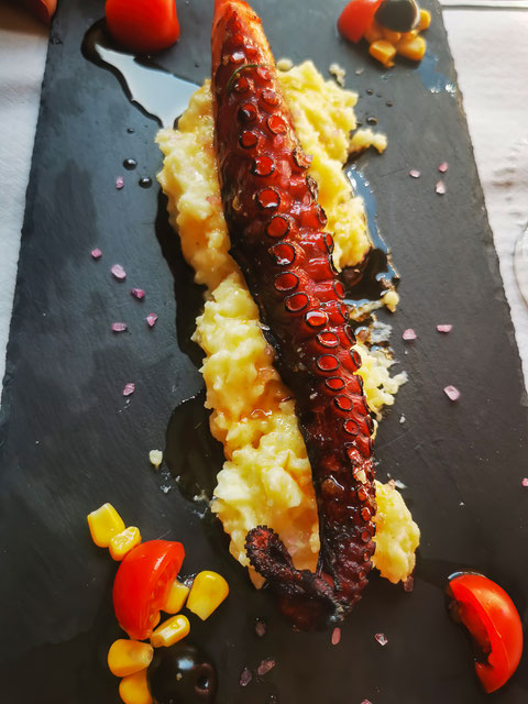 pulpo encima de patatas poché