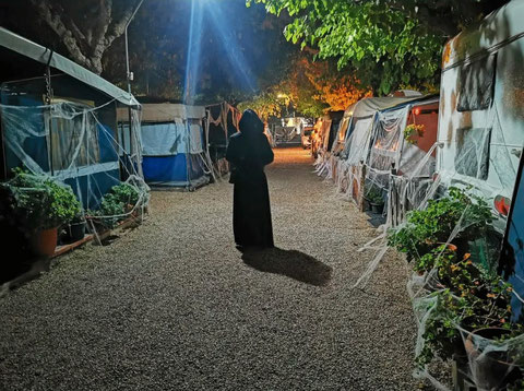 personaje tenebroso camping tarragona halloween 2025