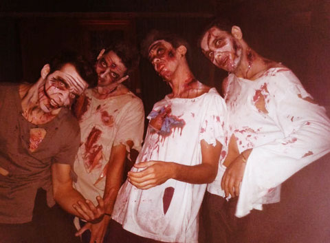 4 amigos disfrazados en el camping tarragona halloween 2025