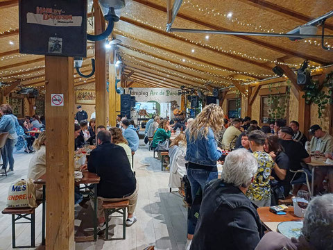 Restaurante fusnta mar interior con personas comiendo