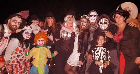 grupo de amigos camping halloween 2025
