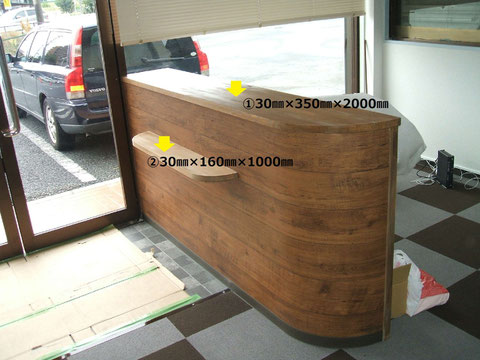 米栂積層材の受付カウンター 斜めから