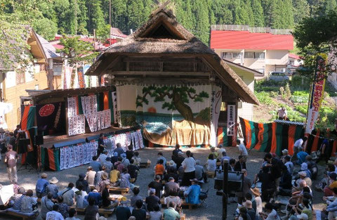 山あいの歌舞伎の舞台（中重氏撮影）