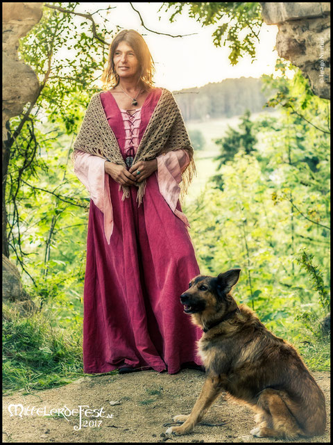 Karin, die Wanderführerin, und ihr Hund Aska