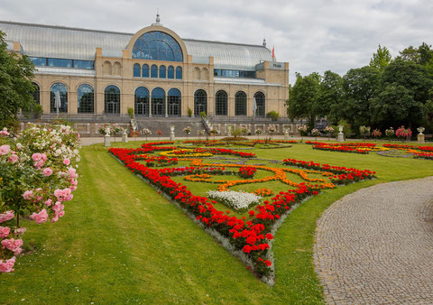 © CEphoto, Uwe Aranas, CC BY-SA 3.0: Platebande (Bandförmige Rabatte)