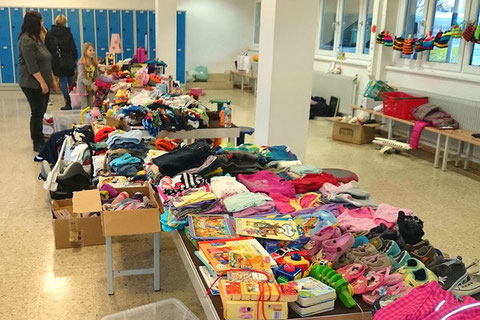 Um mercado de coisas usadas para crianças (Babyflohmarkt), muito comum na Alemanha.