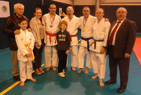 Les compétiteurs du club (absent sur la photo: Thibault Mouchel) entourés de J-L.Schroll et de A.Alves Pires (Président de la ligue de Normandie et Secrétaire général de la FFKDA)