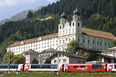 Die Premium Garnitur des Glacier Express vor dem Münster in Disentis.