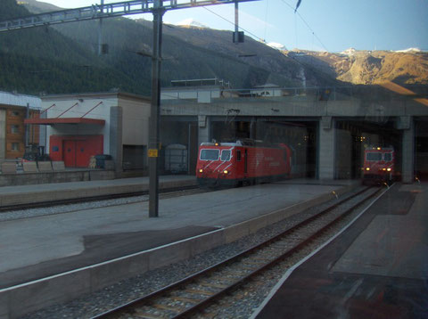 Bahnhof Zermatt mit zwei Loks vom Typ HGe 4/4 II