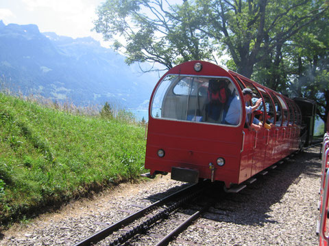 Lok 5 mit dem Panoramawagen B4 in der Kreuzungsstelle Geldried