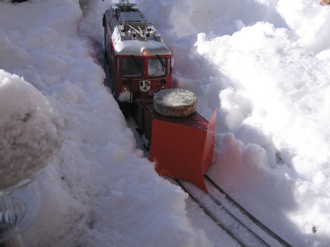 Der Schneepflug mit der Felsberglokomotive
