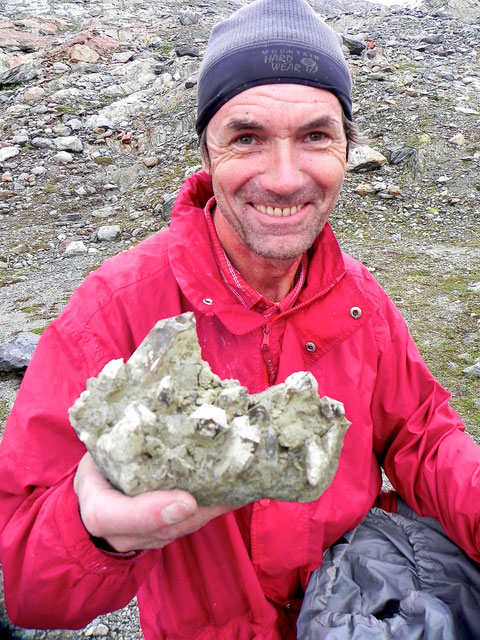 Reichhaltige Kluft vom Anengletscher im Lötschental , zu sehen in den Galerien