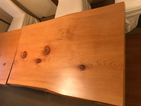 削り直し前の15年経過した屋久栂1枚板テーブル